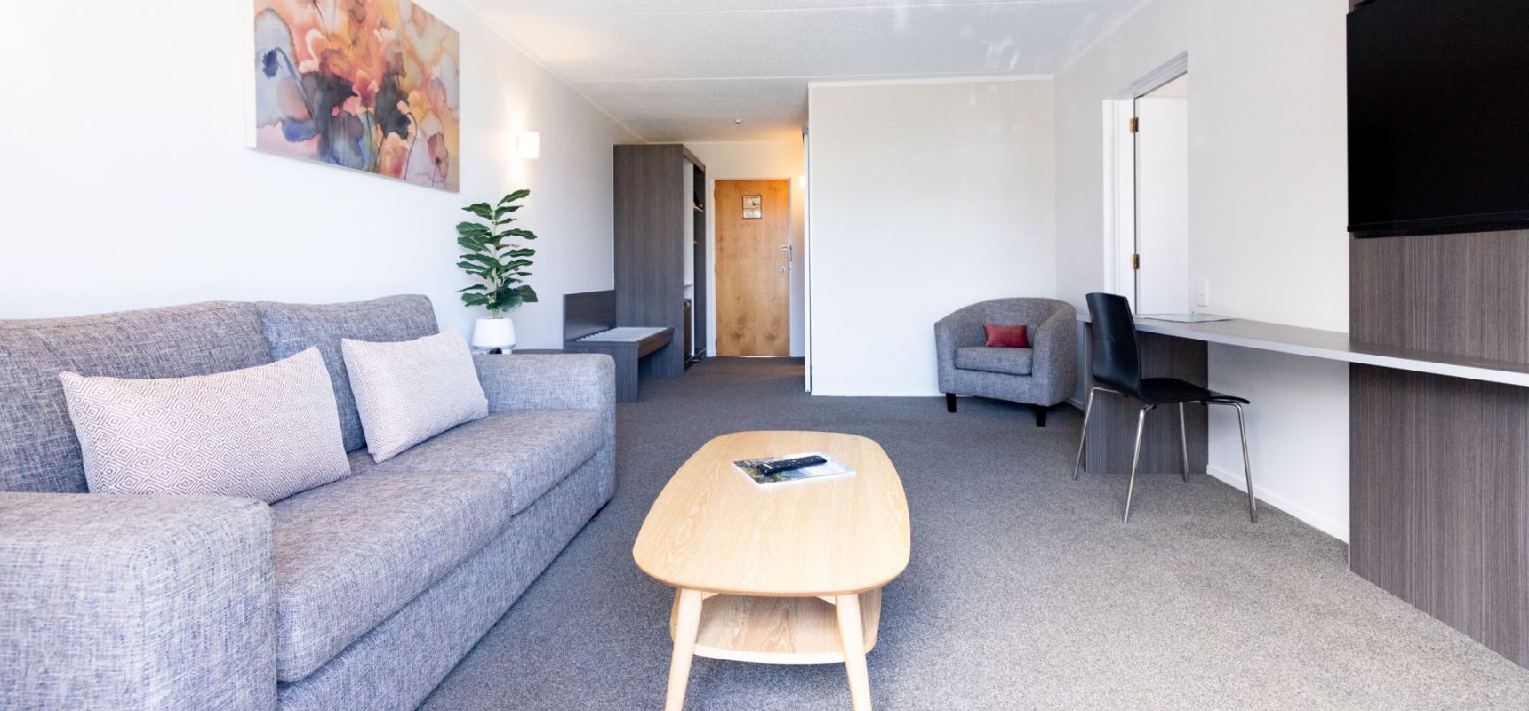 One Bedroom King Suite with Lounge