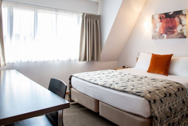 Superior King With Lounge Bedroom